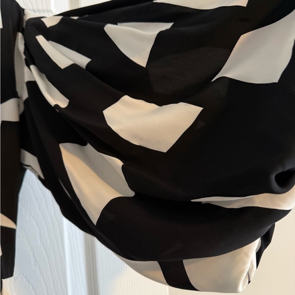 Gracia Black and White Abstract Long Sleeve Dress - Picture 3 of 9